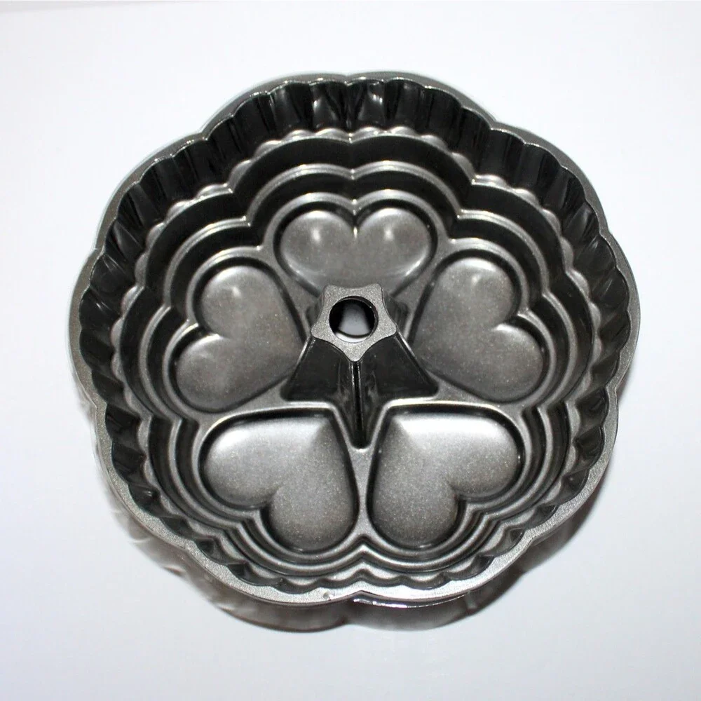 Wilton Dimensions Queen of Hearts Bundt Cake Nonstick 10 cup Cast Aluminum